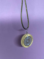 Anhänger – Resin mit Glitzer, Disc im Lakhovsky MWOn Design 18 mm, goldlegiert, kupferunterlegt, gelb – Produktansicht 1