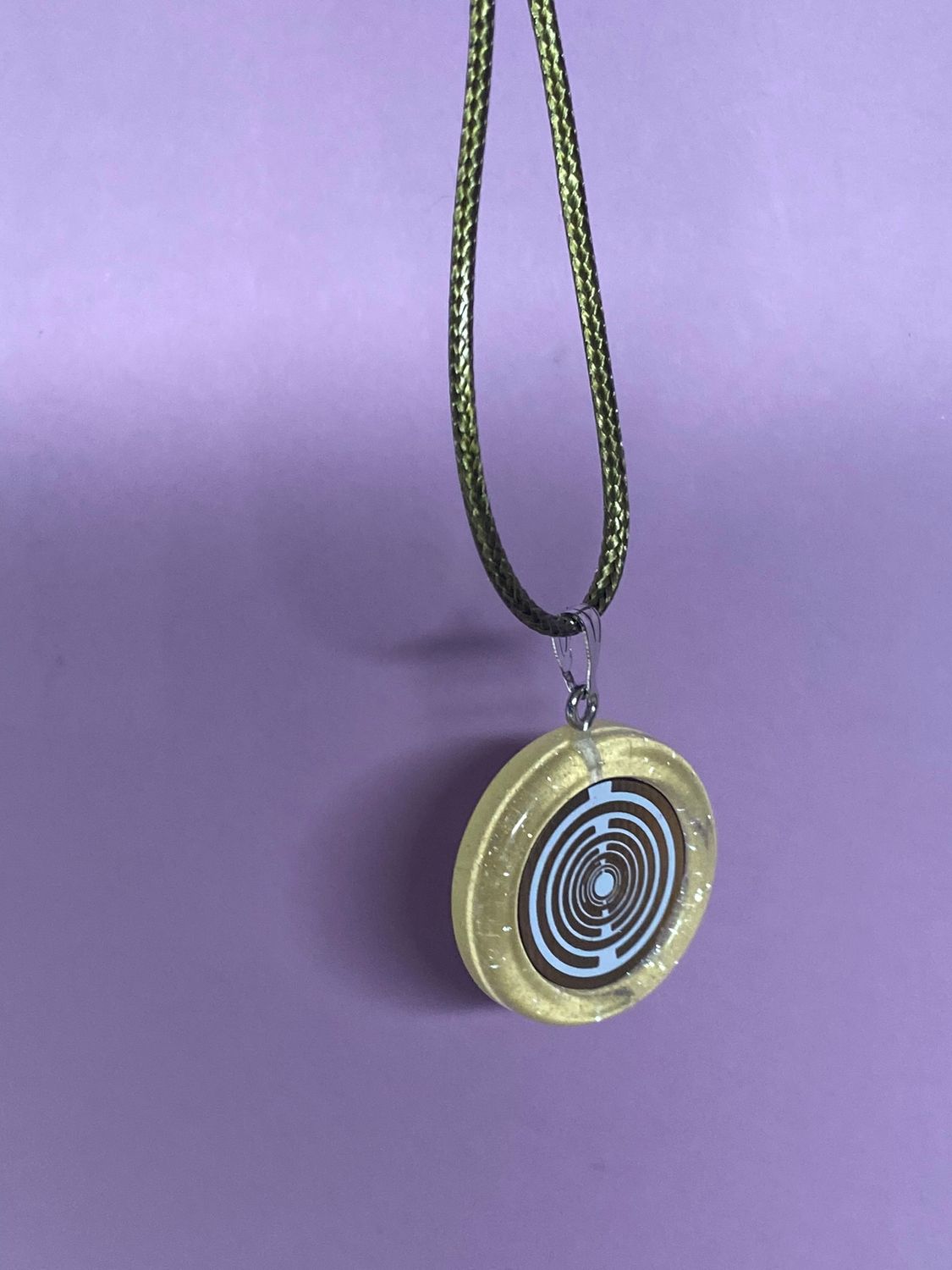 Anhänger – Resin mit Glitzer, Disc im Lakhovsky MWOn Design 18 mm, goldlegiert, kupferunterlegt, gelb – Produktansicht 1