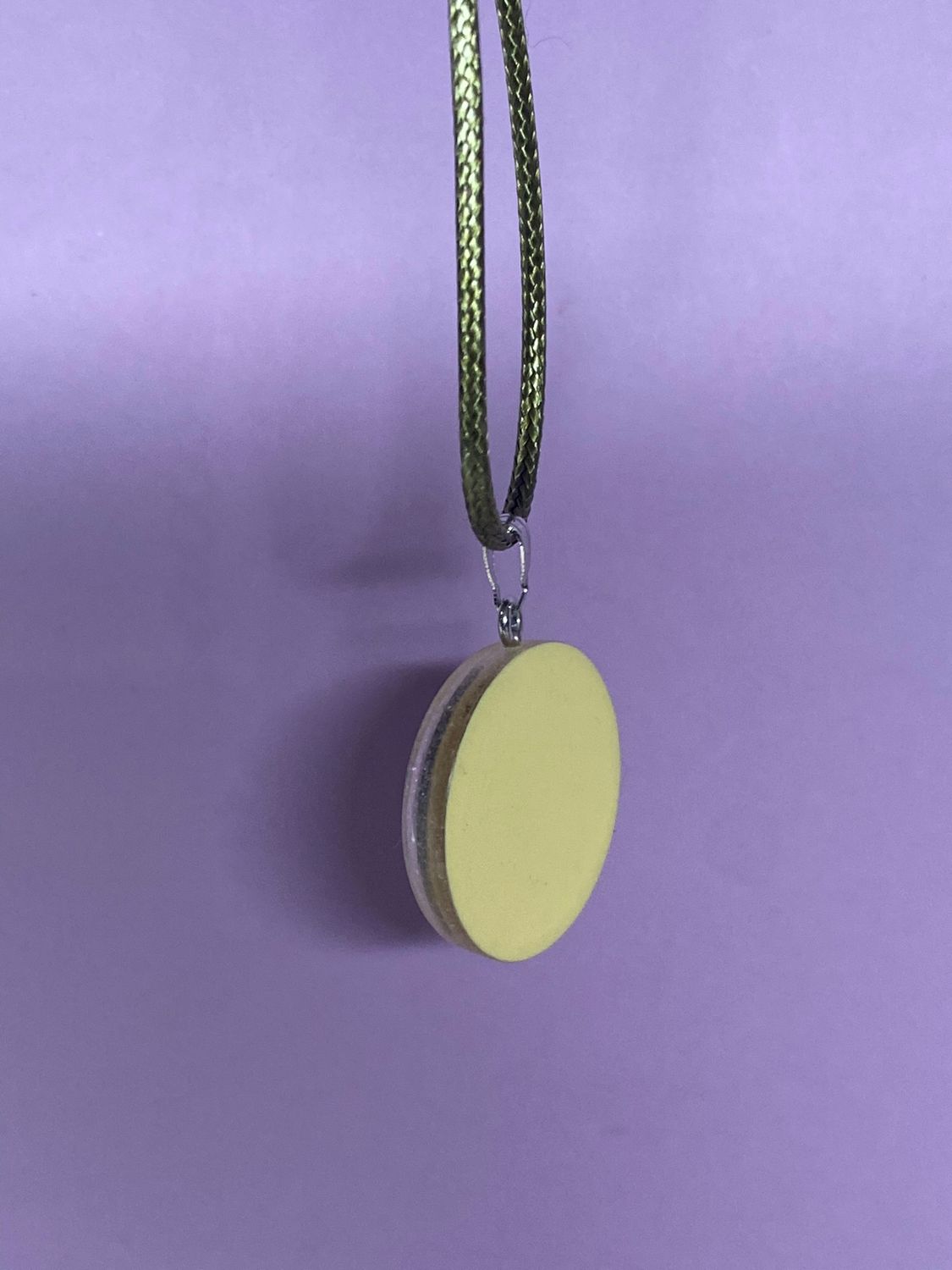 Anhänger – Resin mit Glitzer, Disc im Lakhovsky MWOn Design 18 mm, goldlegiert, kupferunterlegt, gelb – Produktansicht 1