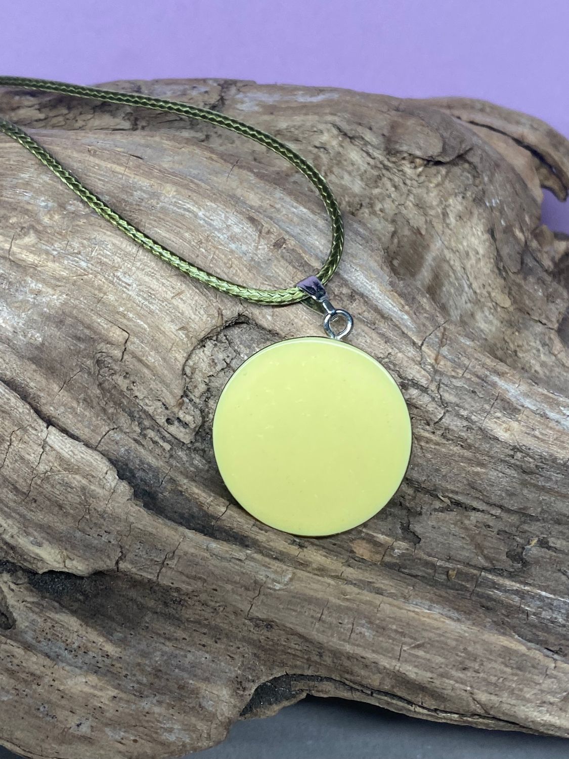 Anhänger – Resin mit Glitzer, Disc im Lakhovsky MWOn Design 18 mm, goldlegiert, kupferunterlegt, gelb – Produktansicht 1
