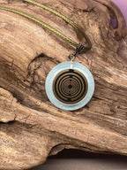 Anhänger – Resin mit Glitzer, Disc im Lakhovsky MWOn Design 18 mm, goldlegiert, kupferunterlegt, blau – Produktansicht 1