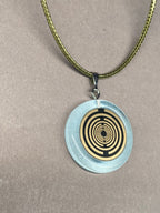 Anhänger – Resin mit Glitzer, Disc im Lakhovsky MWOn Design 18 mm, goldlegiert, kupferunterlegt, blau – Produktansicht 1