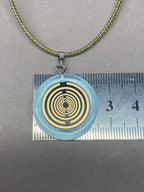 Anhänger – Resin mit Glitzer, Disc im Lakhovsky MWOn Design 18 mm, goldlegiert, kupferunterlegt, blau – Produktansicht 1