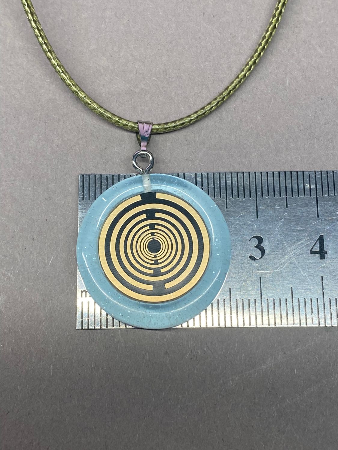 Anhänger – Resin mit Glitzer, Disc im Lakhovsky MWOn Design 18 mm, goldlegiert, kupferunterlegt, blau – Produktansicht 1