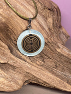 Anhänger – Resin mit Glitzer, Disc im Lakhovsky MWOn Design 18 mm, goldlegiert, kupferunterlegt, blau – Produktansicht 1