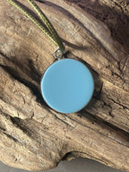Anhänger – Resin mit Glitzer, Disc im Lakhovsky MWOn Design 18 mm, goldlegiert, kupferunterlegt, blau – Produktansicht 1