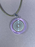 Amulett – Resin mit Glitzer – Lakhovsky MWO – 18 mm / goldlegiert / flieder lila – Produktansicht 1