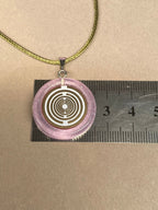 Amulett – Resin mit Glitzer – Lakhovsky MWO – 18 mm / goldlegiert / flieder lila – Produktansicht 1