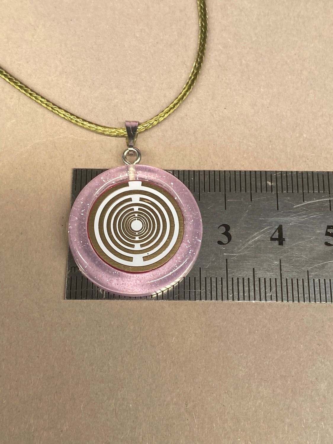 Amulett – Resin mit Glitzer – Lakhovsky MWO – 18 mm / goldlegiert / flieder lila – Produktansicht 1