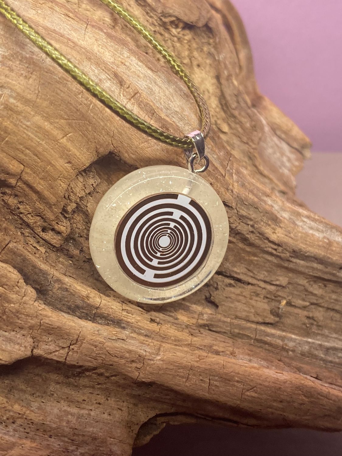 Amulett – Resin mit Glitzer – Lakhovsky MWO – 18 mm / goldlegiert / transparent weiß – Produktansicht 1