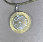 Anhänger – Resin mit Glitzer, Disc im Lakhovsky MWOn Design 18 mm, goldlegiert, kupferunterlegt, gelb – Produktansicht 1