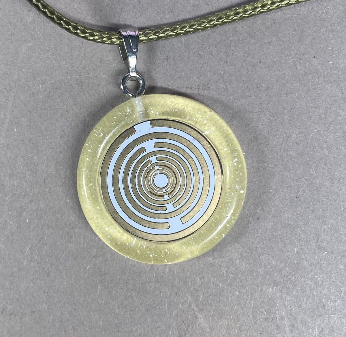 Anhänger – Resin mit Glitzer, Disc im Lakhovsky MWOn Design 18 mm, goldlegiert, kupferunterlegt, gelb – Produktansicht 1