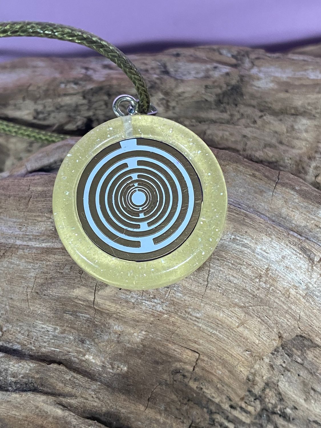 Anhänger – Resin mit Glitzer, Disc im Lakhovsky MWOn Design 18 mm, goldlegiert, kupferunterlegt, gelb – Produktansicht 1