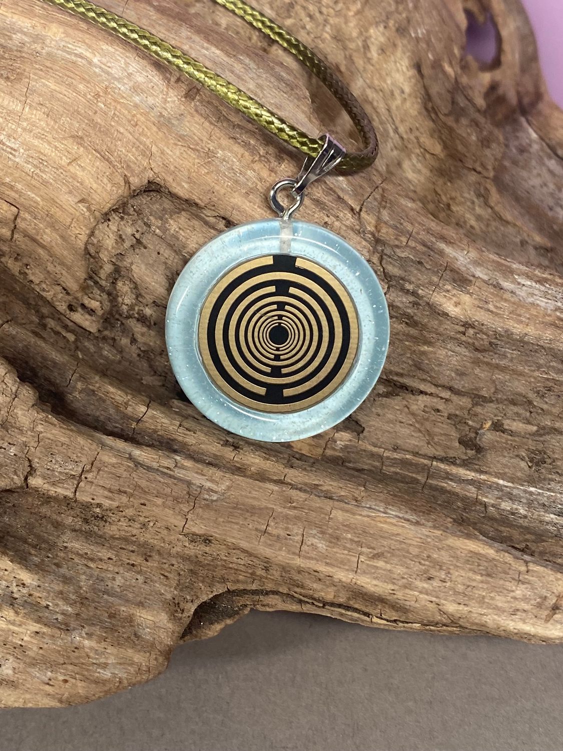 Anhänger – Resin mit Glitzer, Disc im Lakhovsky MWOn Design 18 mm, goldlegiert, kupferunterlegt, blau – Produktansicht 1