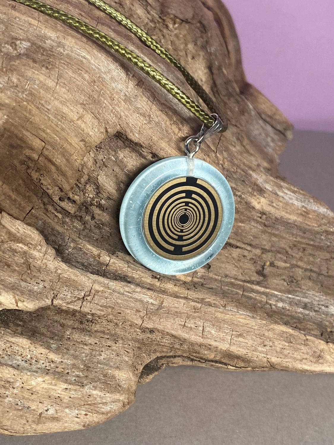 Anhänger – Resin mit Glitzer, Disc im Lakhovsky MWOn Design 18 mm, goldlegiert, kupferunterlegt, blau – Produktansicht 1