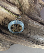 Anhänger – Resin mit Glitzer, Disc im Lakhovsky MWOn Design 18 mm, goldlegiert, kupferunterlegt, blau – Produktansicht 1
