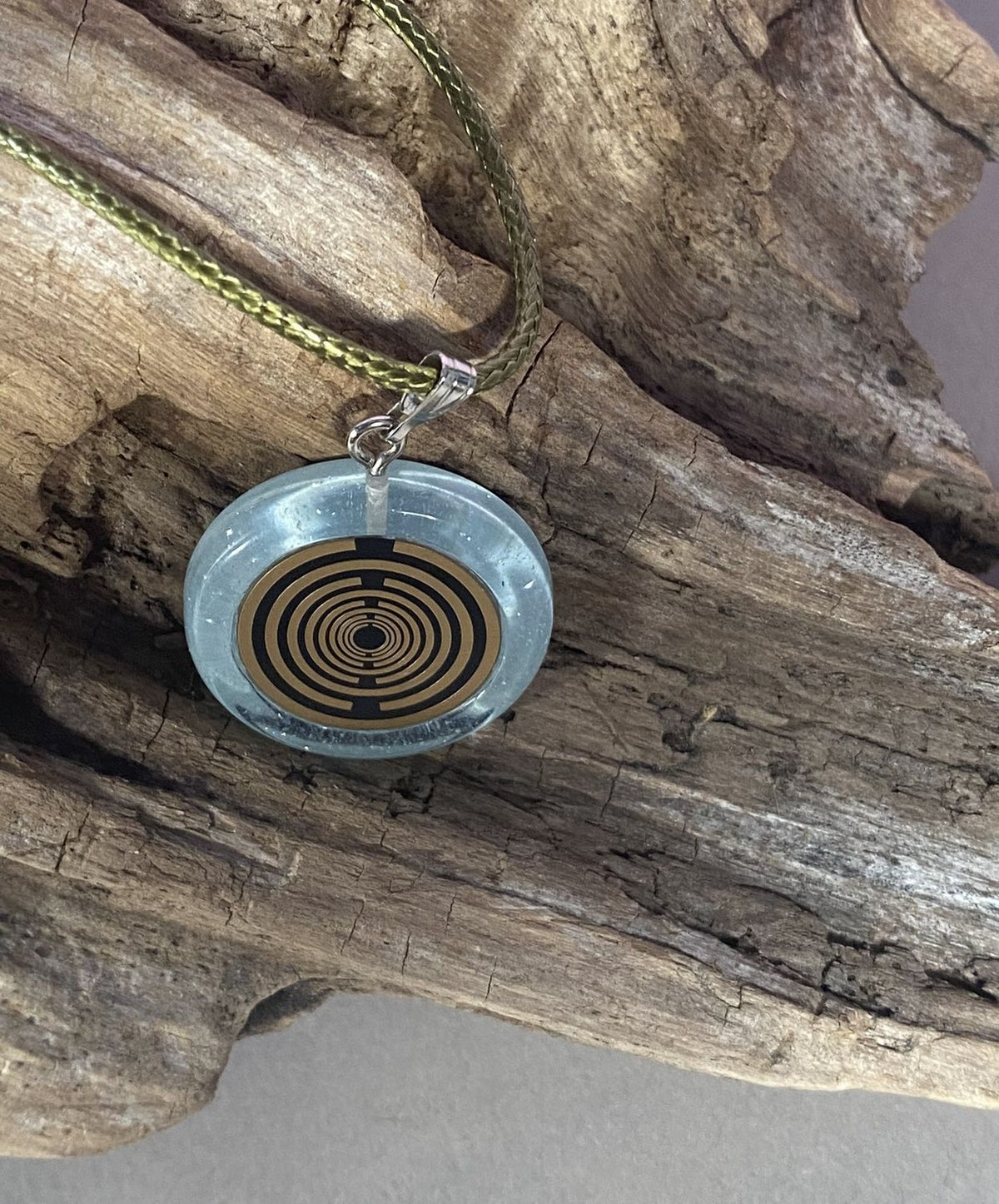 Anhänger – Resin mit Glitzer, Disc im Lakhovsky MWOn Design 18 mm, goldlegiert, kupferunterlegt, blau – Produktansicht 1