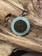 Anhänger – Resin mit Glitzer, Disc im Lakhovsky MWOn Design 18 mm, goldlegiert, kupferunterlegt, blau – Produktansicht 1