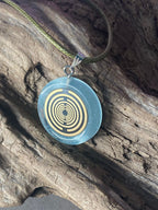 Anhänger – Resin mit Glitzer, Disc im Lakhovsky MWOn Design 18 mm, goldlegiert, kupferunterlegt, blau – Produktansicht 1