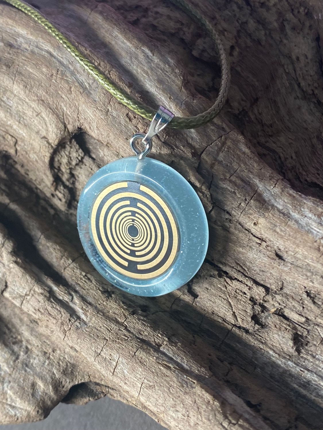 Anhänger – Resin mit Glitzer, Disc im Lakhovsky MWOn Design 18 mm, goldlegiert, kupferunterlegt, blau – Produktansicht 1