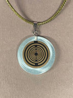 Anhänger – Resin mit Glitzer, Disc im Lakhovsky MWOn Design 18 mm, goldlegiert, kupferunterlegt, blau – Produktansicht 1