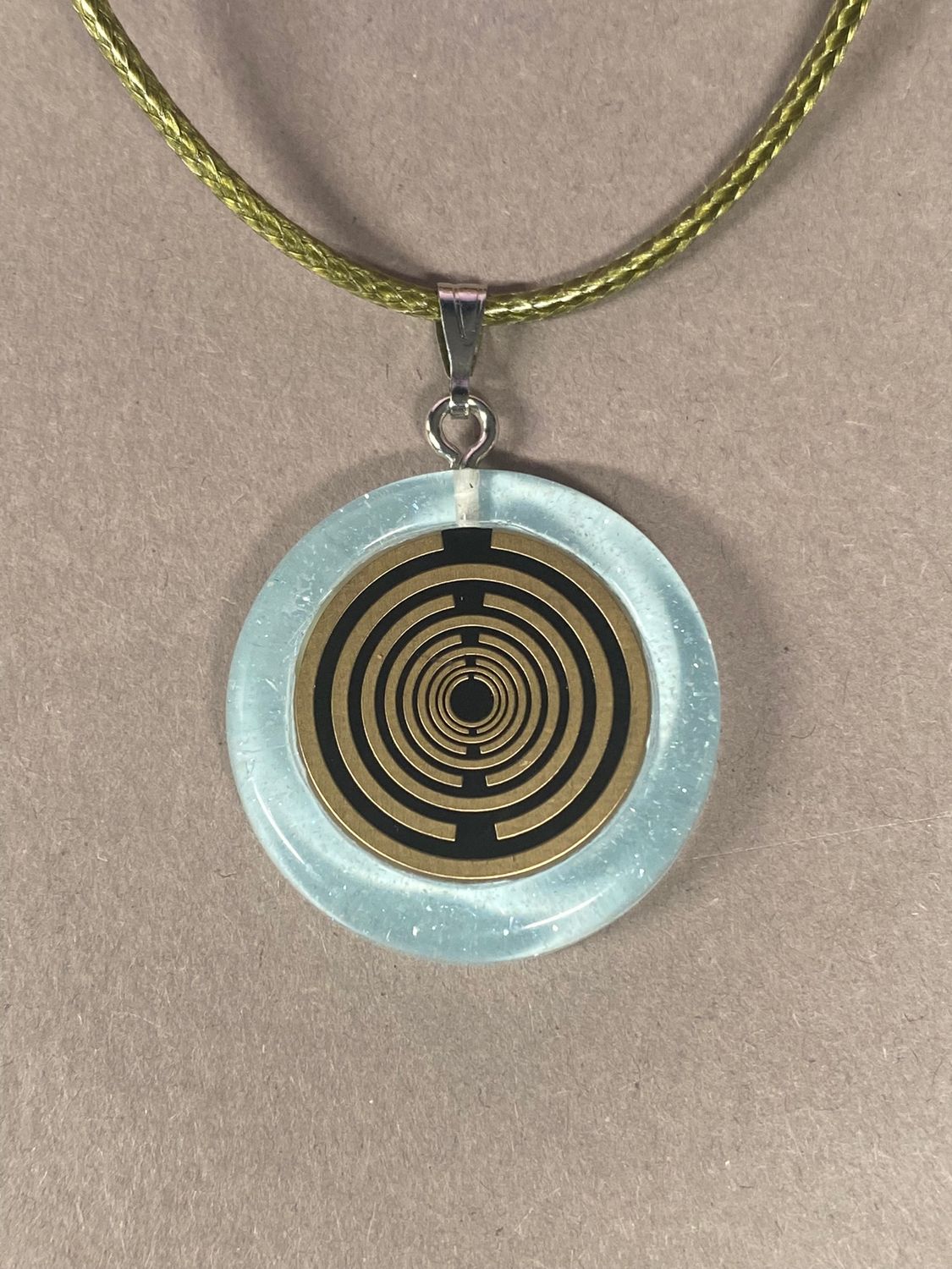 Anhänger – Resin mit Glitzer, Disc im Lakhovsky MWOn Design 18 mm, goldlegiert, kupferunterlegt, blau – Produktansicht 1