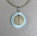 Anhänger – Resin mit Glitzer, Disc im Lakhovsky MWOn Design 18 mm, goldlegiert, kupferunterlegt, blau – Produktansicht 1