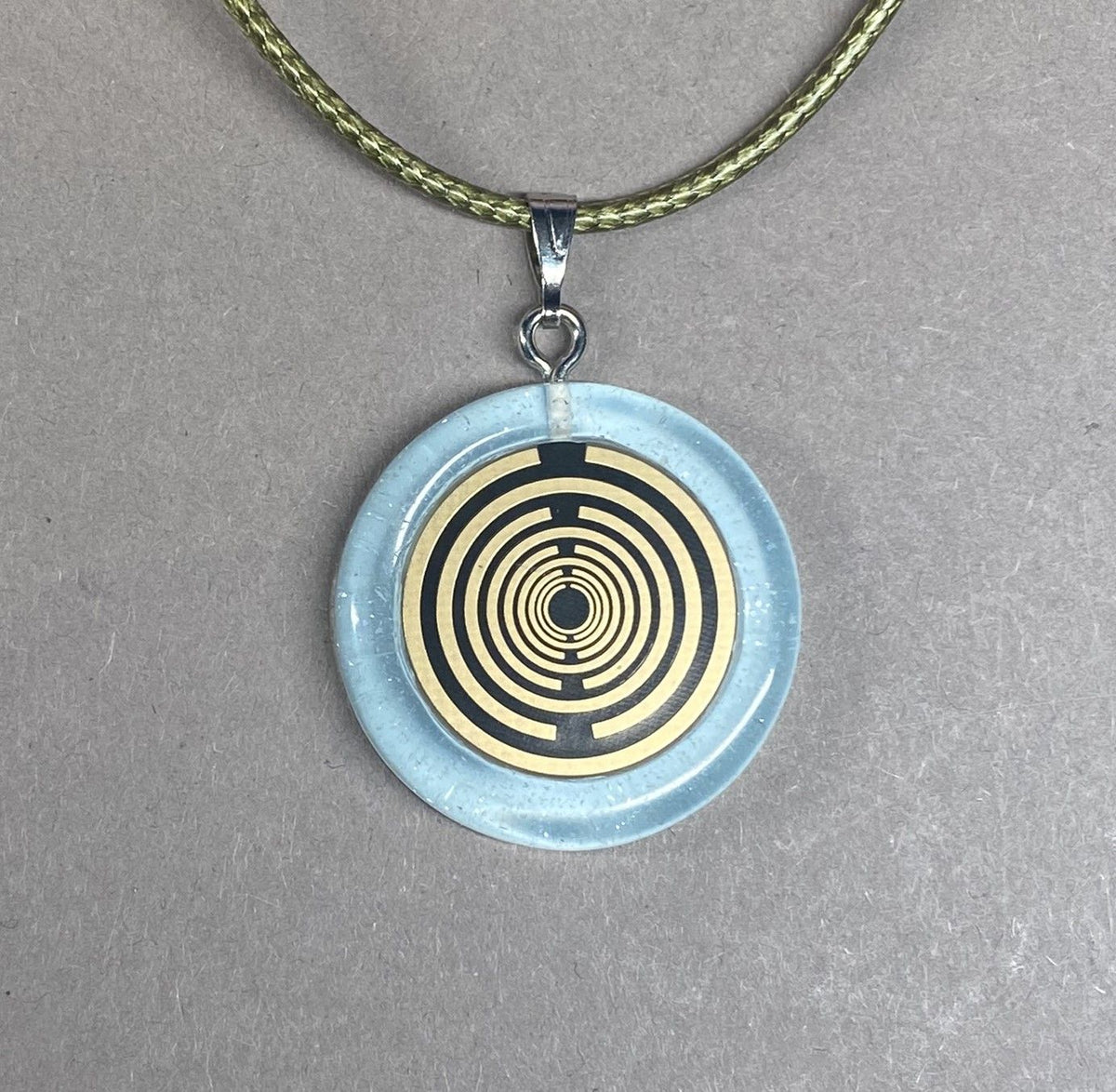 Anhänger – Resin mit Glitzer, Disc im Lakhovsky MWOn Design 18 mm, goldlegiert, kupferunterlegt, blau – Produktansicht 1