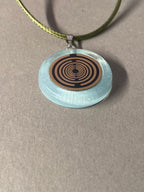 Anhänger – Resin mit Glitzer, Disc im Lakhovsky MWOn Design 18 mm, goldlegiert, kupferunterlegt, blau – Produktansicht 1
