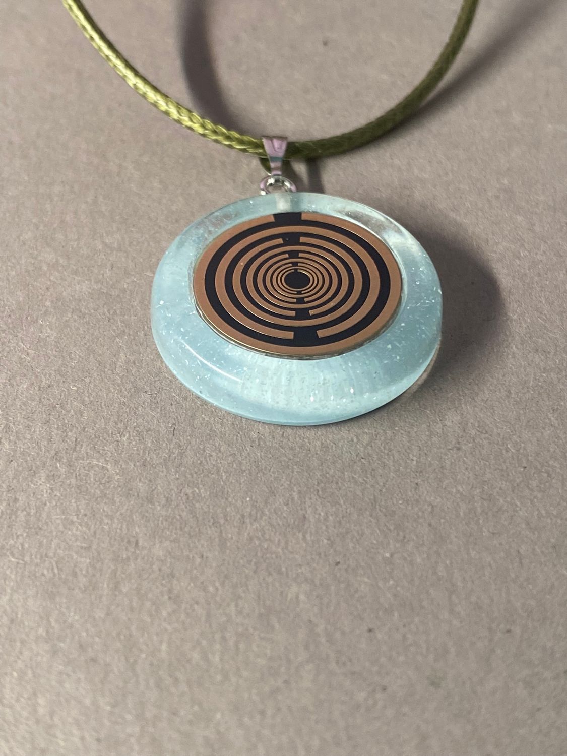 Anhänger – Resin mit Glitzer, Disc im Lakhovsky MWOn Design 18 mm, goldlegiert, kupferunterlegt, blau – Produktansicht 1