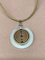 Anhänger – Resin mit Glitzer, Disc im Lakhovsky MWOn Design 18 mm, goldlegiert, kupferunterlegt, blau – Produktansicht 1