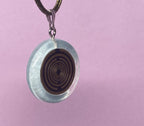 Anhänger – Resin mit Glitzer, Disc im Lakhovsky MWOn Design 18 mm, goldlegiert, kupferunterlegt, blau – Produktansicht 1
