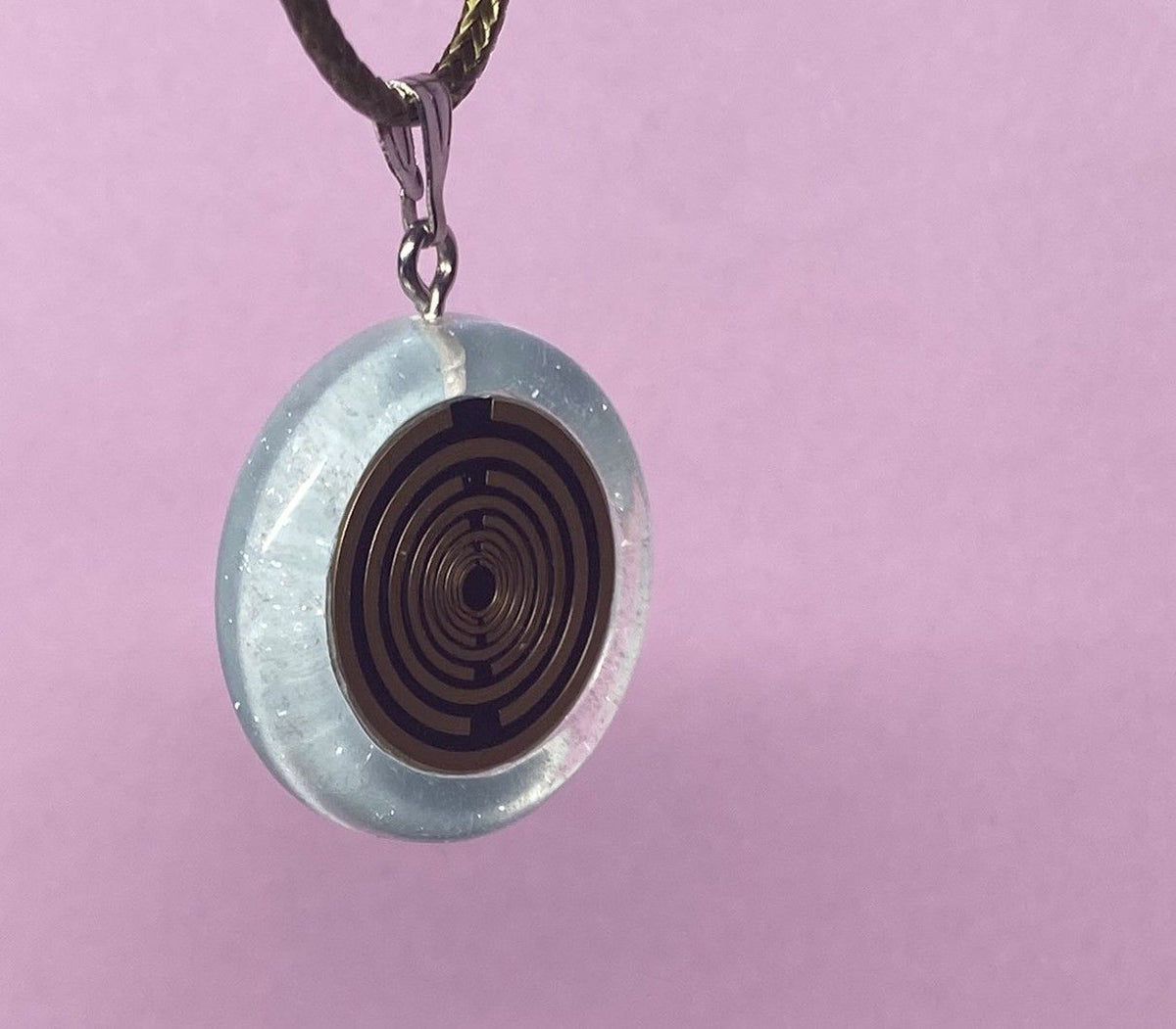 Anhänger – Resin mit Glitzer, Disc im Lakhovsky MWOn Design 18 mm, goldlegiert, kupferunterlegt, blau – Produktansicht 1