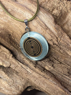 Anhänger – Resin mit Glitzer, Disc im Lakhovsky MWOn Design 18 mm, goldlegiert, kupferunterlegt, blau – Produktansicht 1