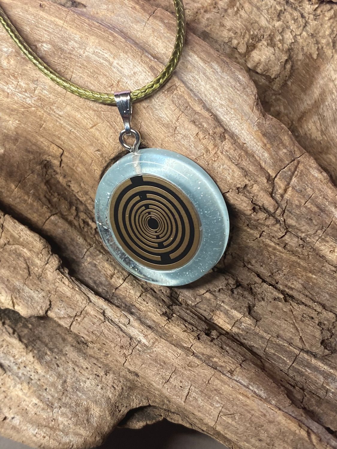 Anhänger – Resin mit Glitzer, Disc im Lakhovsky MWOn Design 18 mm, goldlegiert, kupferunterlegt, blau – Produktansicht 1
