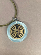 Anhänger – Resin mit Glitzer, Disc im Lakhovsky MWOn Design 18 mm, goldlegiert, kupferunterlegt, blau – Produktansicht 1