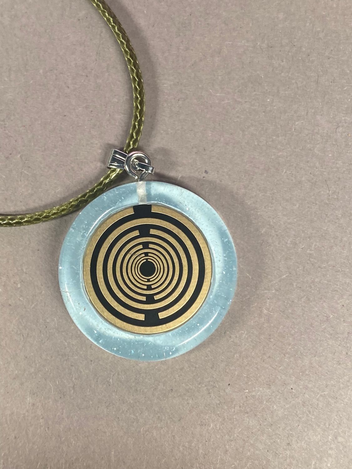 Anhänger – Resin mit Glitzer, Disc im Lakhovsky MWOn Design 18 mm, goldlegiert, kupferunterlegt, blau – Produktansicht 1
