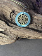 Anhänger – Resin mit Glitzer, Disc im Lakhovsky MWOn Design 18 mm, goldlegiert, kupferunterlegt, blau – Produktansicht 1