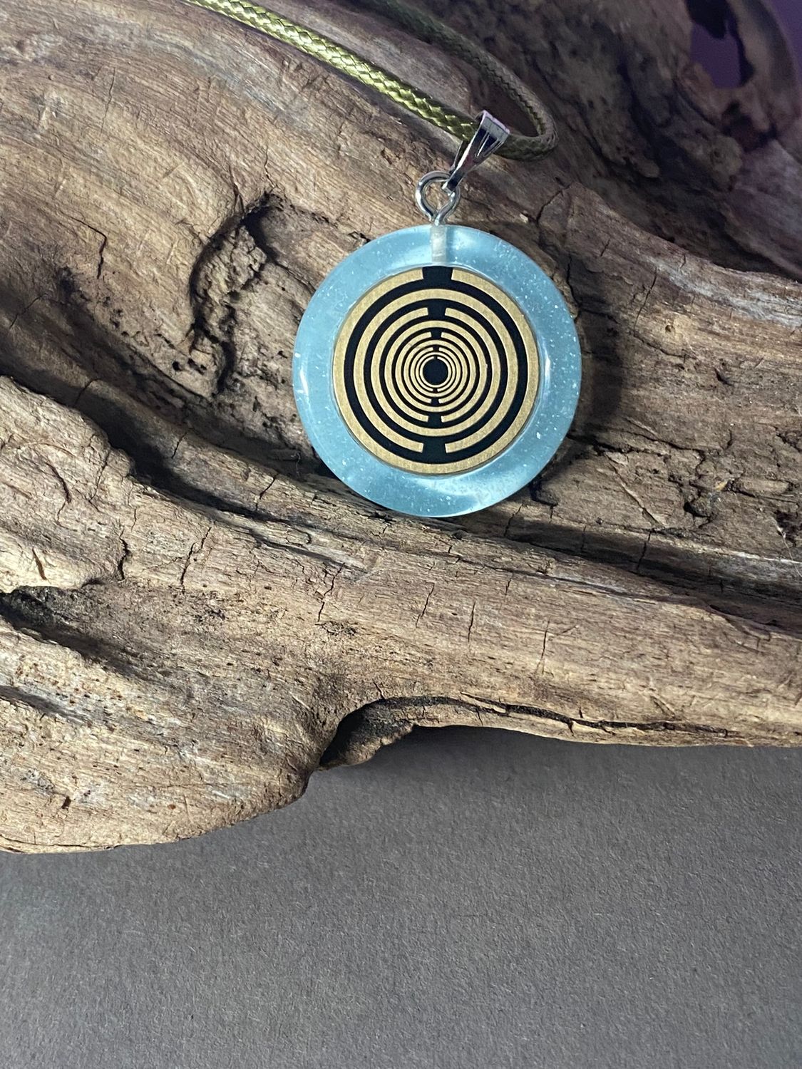 Anhänger – Resin mit Glitzer, Disc im Lakhovsky MWOn Design 18 mm, goldlegiert, kupferunterlegt, blau – Produktansicht 1