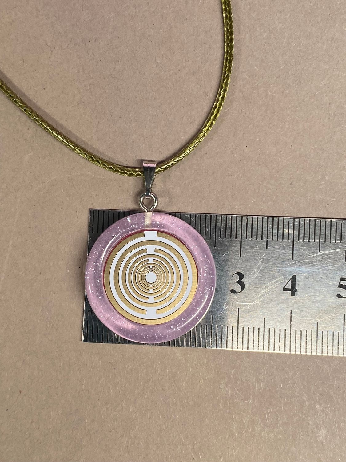 Amulett – Resin mit Glitzer – Lakhovsky MWO – 18 mm / goldlegiert / flieder lila – Produktansicht 1
