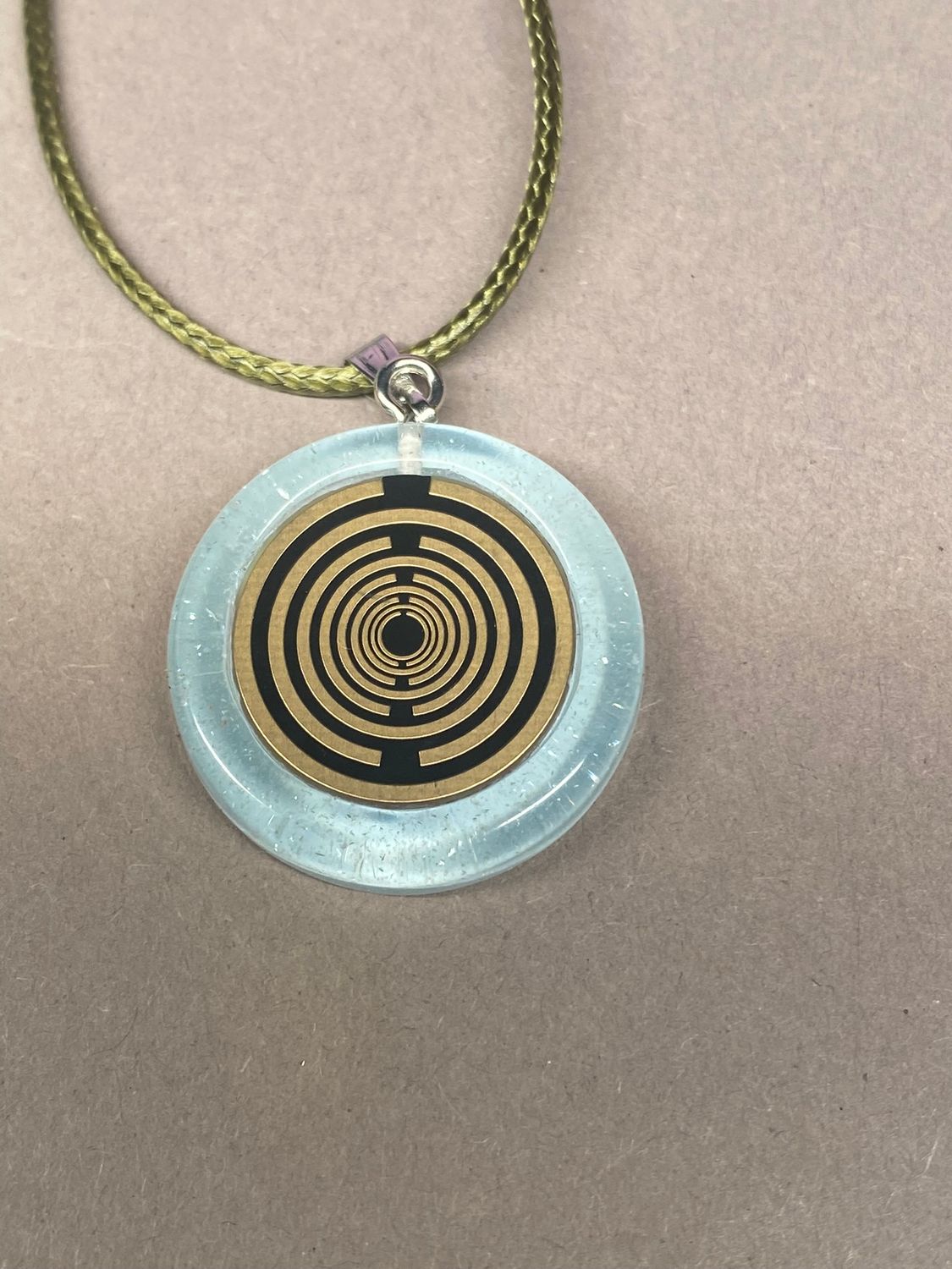Anhänger – Resin mit Glitzer, Disc im Lakhovsky MWOn Design 18 mm, goldlegiert, kupferunterlegt, blau – Produktansicht 1