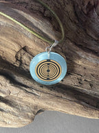 Anhänger – Resin mit Glitzer, Disc im Lakhovsky MWOn Design 18 mm, goldlegiert, kupferunterlegt, blau – Produktansicht 1