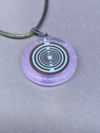 Amulett – Resin mit Glitzer – Lakhovsky MWO – 18 mm / goldlegiert / flieder lila – Produktansicht 1