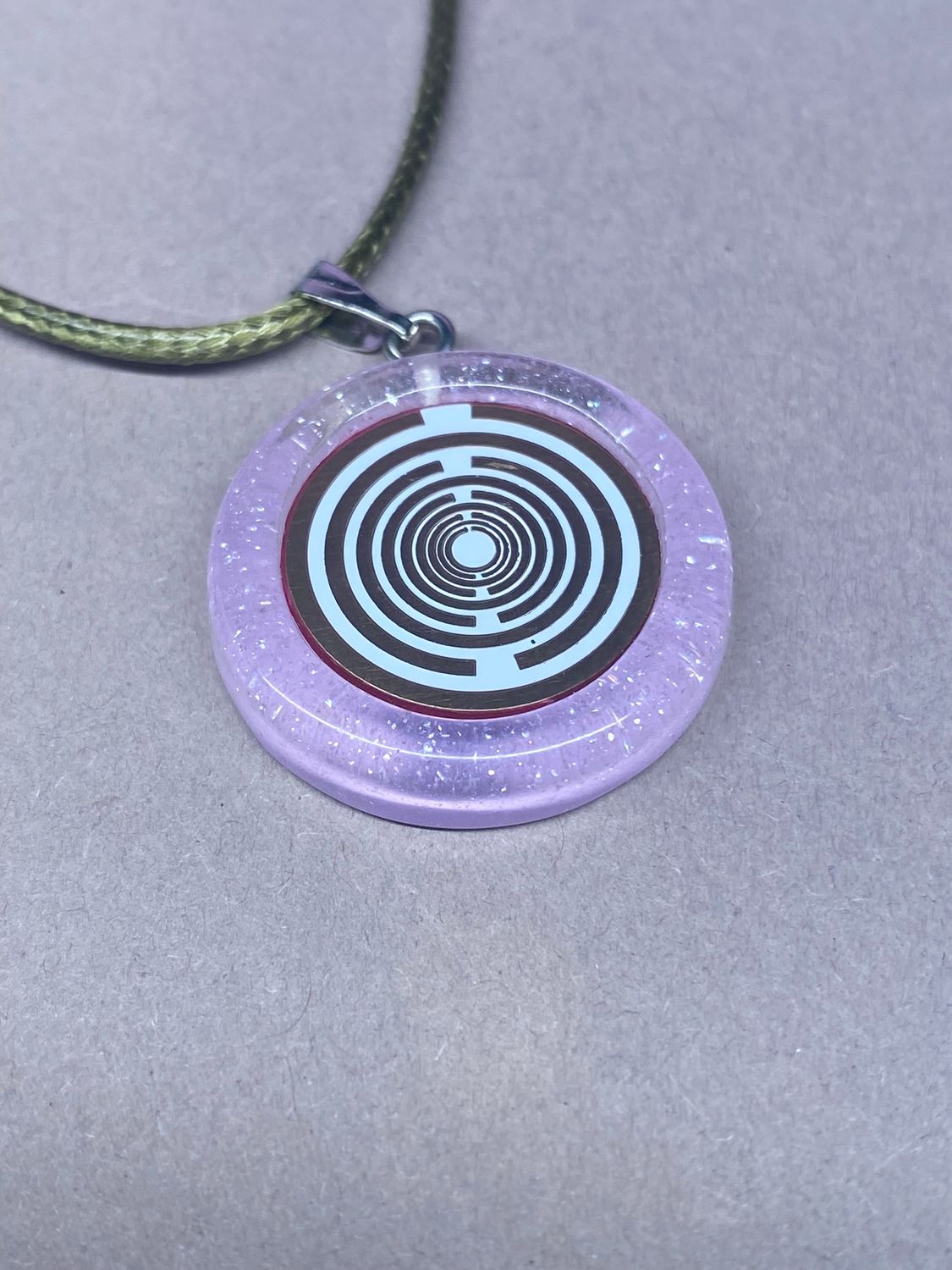 Amulett – Resin mit Glitzer – Lakhovsky MWO – 18 mm / goldlegiert / flieder lila – Produktansicht 1