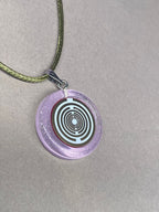 Amulett – Resin mit Glitzer – Lakhovsky MWO – 18 mm / goldlegiert / flieder lila – Produktansicht 1
