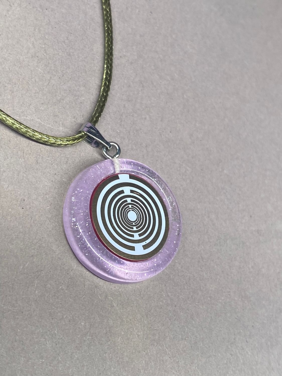 Amulett – Resin mit Glitzer – Lakhovsky MWO – 18 mm / goldlegiert / flieder lila – Produktansicht 1