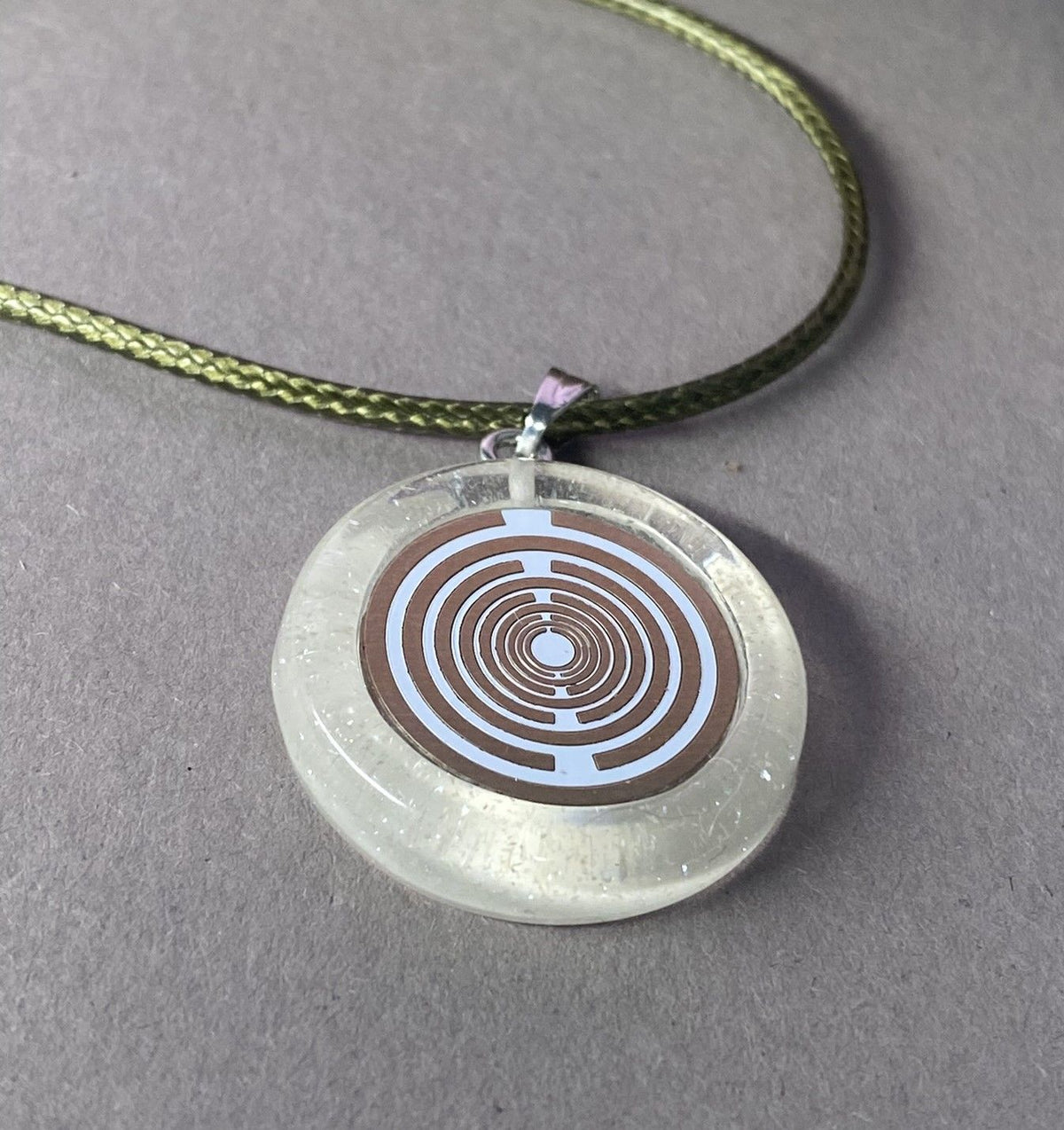 Amulett – Resin mit Glitzer – Lakhovsky MWO – 18 mm / goldlegiert / transparent weiß – Produktansicht 1