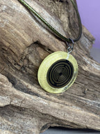 Amulett – Resin mit Glitzer – Lakhovsky MWO – 18 mm / goldlegiert / transparent gelb – Produktansicht 1