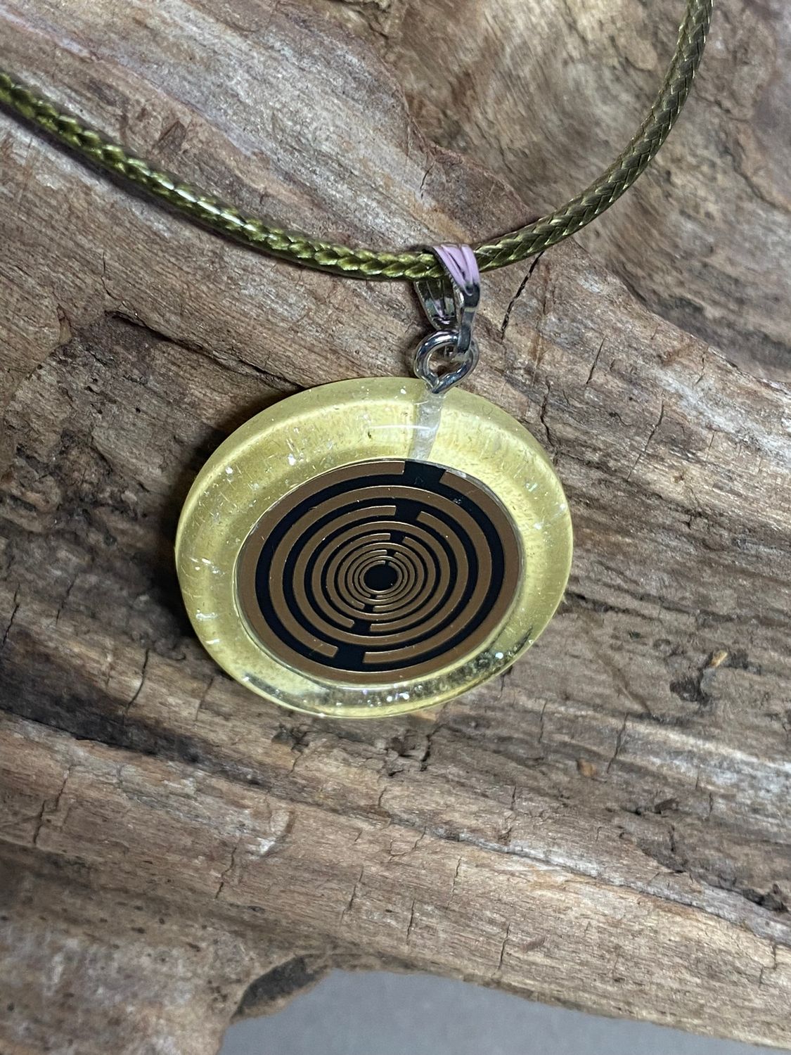 Amulett – Resin mit Glitzer – Lakhovsky MWO – 18 mm / goldlegiert / transparent gelb – Produktansicht 1