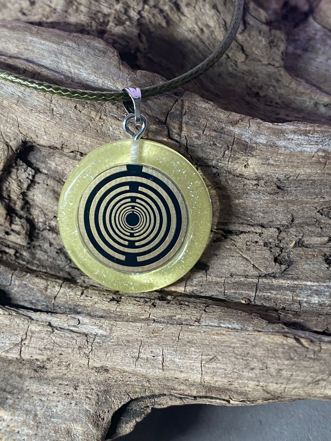 Amulett – Resin mit Glitzer – Lakhovsky MWO – 18 mm / goldlegiert / transparent gelb – Produktansicht 1